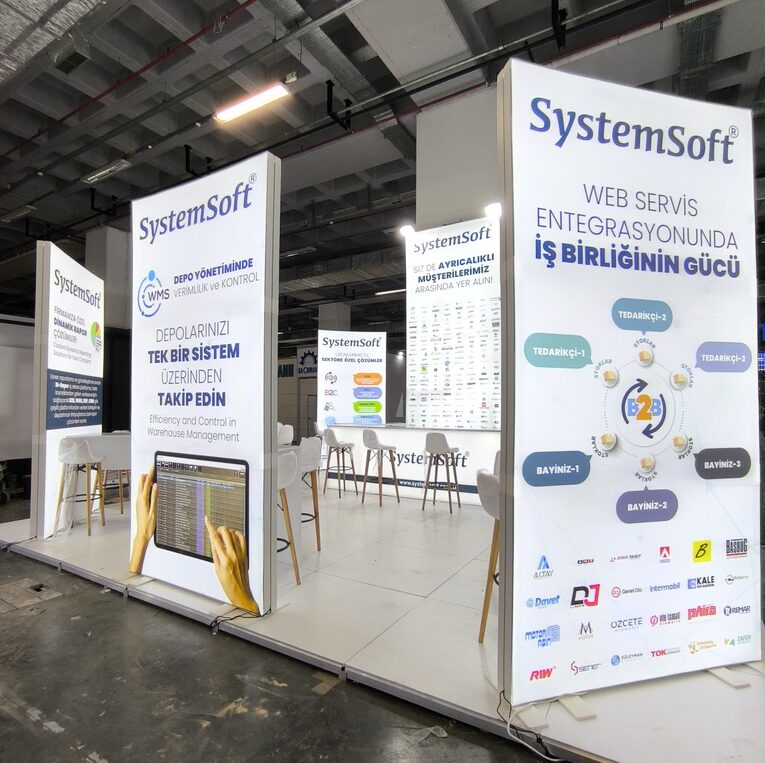 Systemsoft Automechanica 2025 Fuar Standı Tasarımı - 150x300 cm ve 150x450 cm Küp Lightbox Kolon Kaplama ve Modüler Zeminler